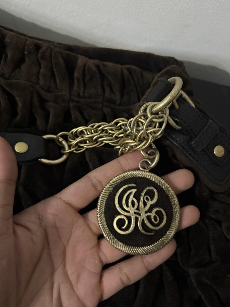 Juicy Couture Velour Shoulder Bag (Category: Shoulder Bags) located in Iloilo. Submitted by bygone.ph (Listing ID 1460734953, Image 2). Description: check photo for issues.