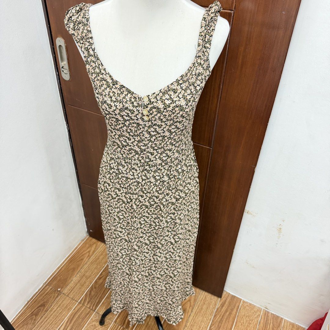 Just G Floral Midi with Ruffle Hem (Category: Dresses) located in Quezon City. Submitted by dresscrumbs (Listing ID 1460863058, Image 2). Description: Brand new just washed not used.