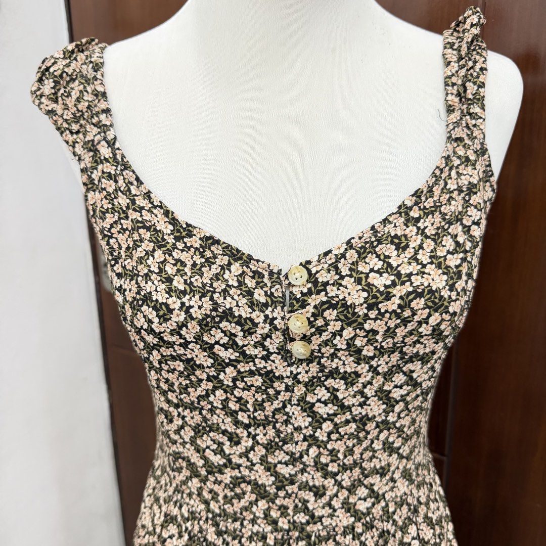 Just G Floral Midi with Ruffle Hem (Category: Dresses) located in Quezon City. Submitted by dresscrumbs (Listing ID 1460863058, Image 3). Description: Brand new just washed not used.