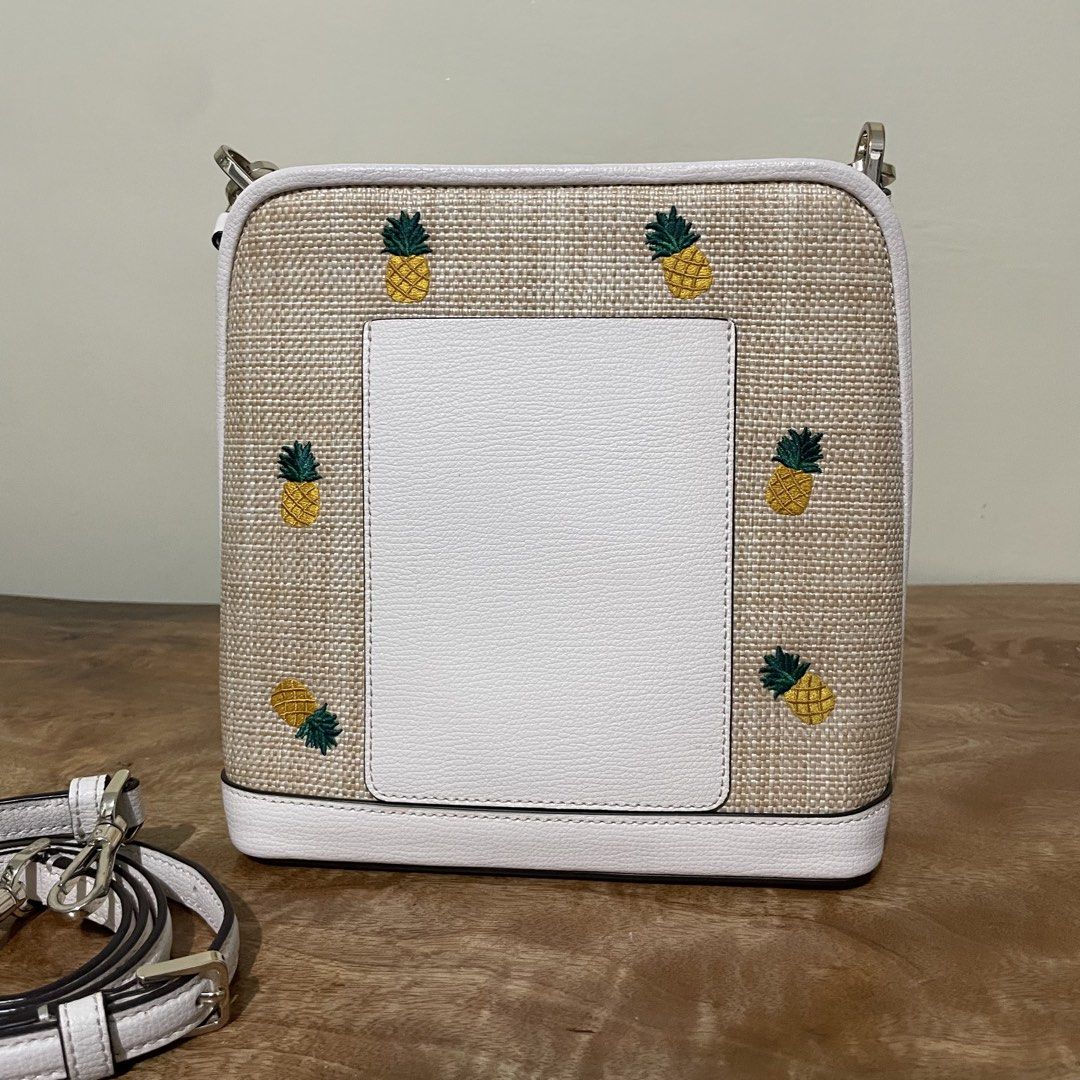 Kate Spade Bucket (Category: Luxury Bags & Wallets) located in Manila. Submitted by shnqlbio (Listing ID 1460874949, Image 3). Description: Looks new, minimal issue sa hardwares my konting tarnish .