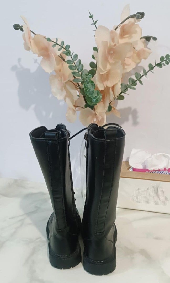 Kids Boots - Used (Category: Babies & Kids Fashion) located in Taguig. Submitted by teendera_mo (Listing ID 1460801597, Image 2). Description: In-sole size: 32" Pick up only.