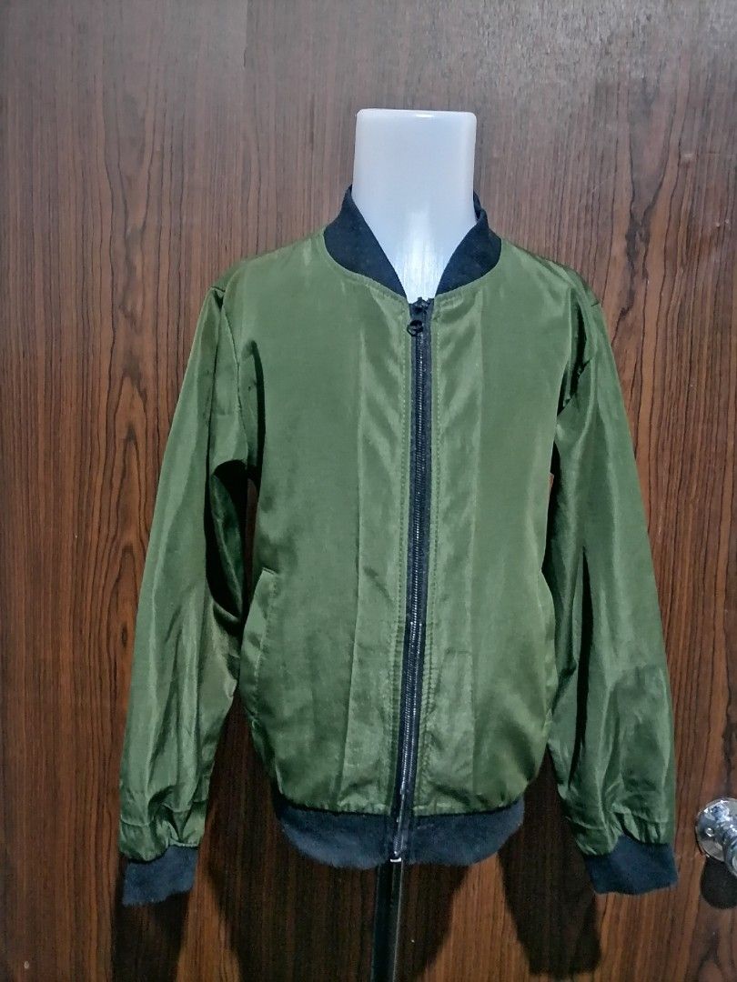 Kids Olive Green Bomber Jacket (Size 110 / 6–7yo) (Category: Babies & Kids Fashion) located in Batangas. Submitted by dinafrago (Listing ID 1460809722, Image 2). Description: Item: Kids Lightweight Bomber Jacket / Windbreaker ​Color: Olive Green / Army Green with Black Trim ​Estimated Size: Fits 6–7 Years Old (Approx. Size 110) ​Measurements: ​Length: 19 inches ​Width (Chest): 15 inches ​Features: Full front zip closure, ribbed elastic collar, cu