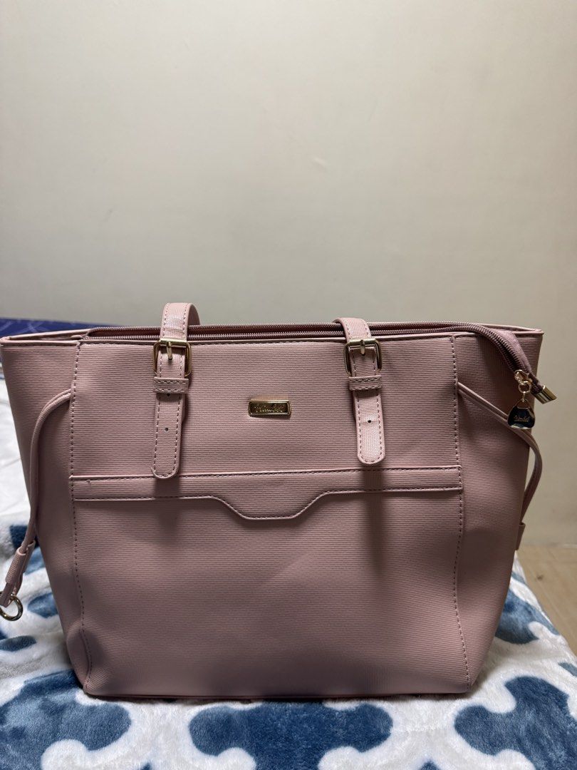 KIMBEL PINK SHOULDER BAG (Category: Shoulder Bags) located in Baguio. Submitted by kxxj17 (Listing ID 1460915421, Image 2). Description: RFS: Di ko talaga siya nagagamit kaya sayang naman kung nakatambak .