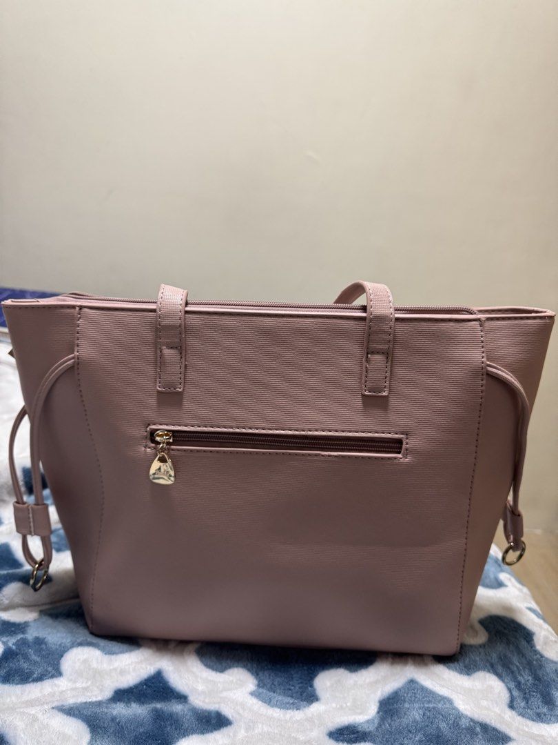 KIMBEL PINK SHOULDER BAG (Category: Shoulder Bags) located in Baguio. Submitted by kxxj17 (Listing ID 1460915421, Image 3). Description: RFS: Di ko talaga siya nagagamit kaya sayang naman kung nakatambak .