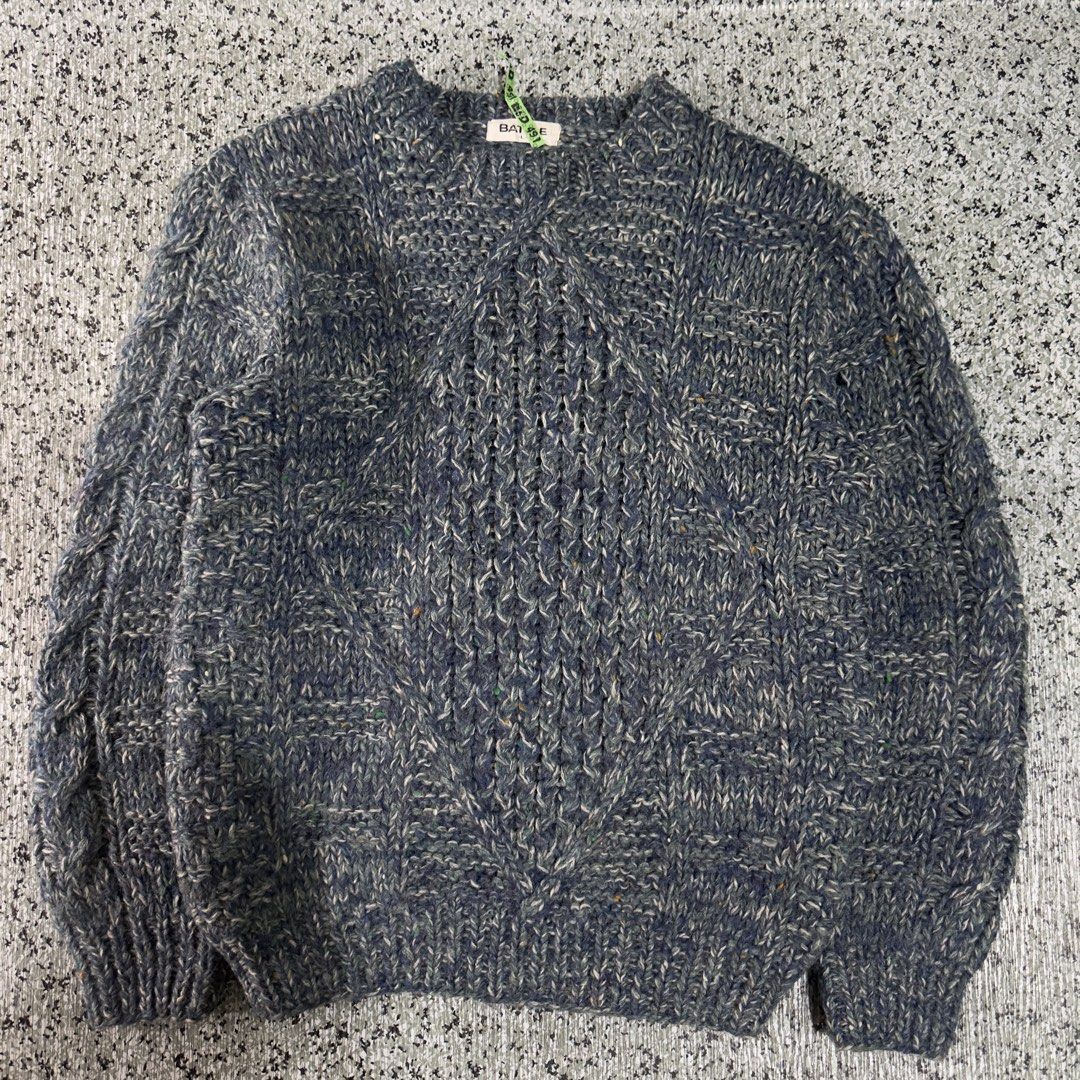 Knited Sweater (Category: Coats, Jackets and Outerwear) located in Baguio. Submitted by secondoption.ph (Listing ID 1460794727, Image 1). Description: Size medium Length 25 Width 20.