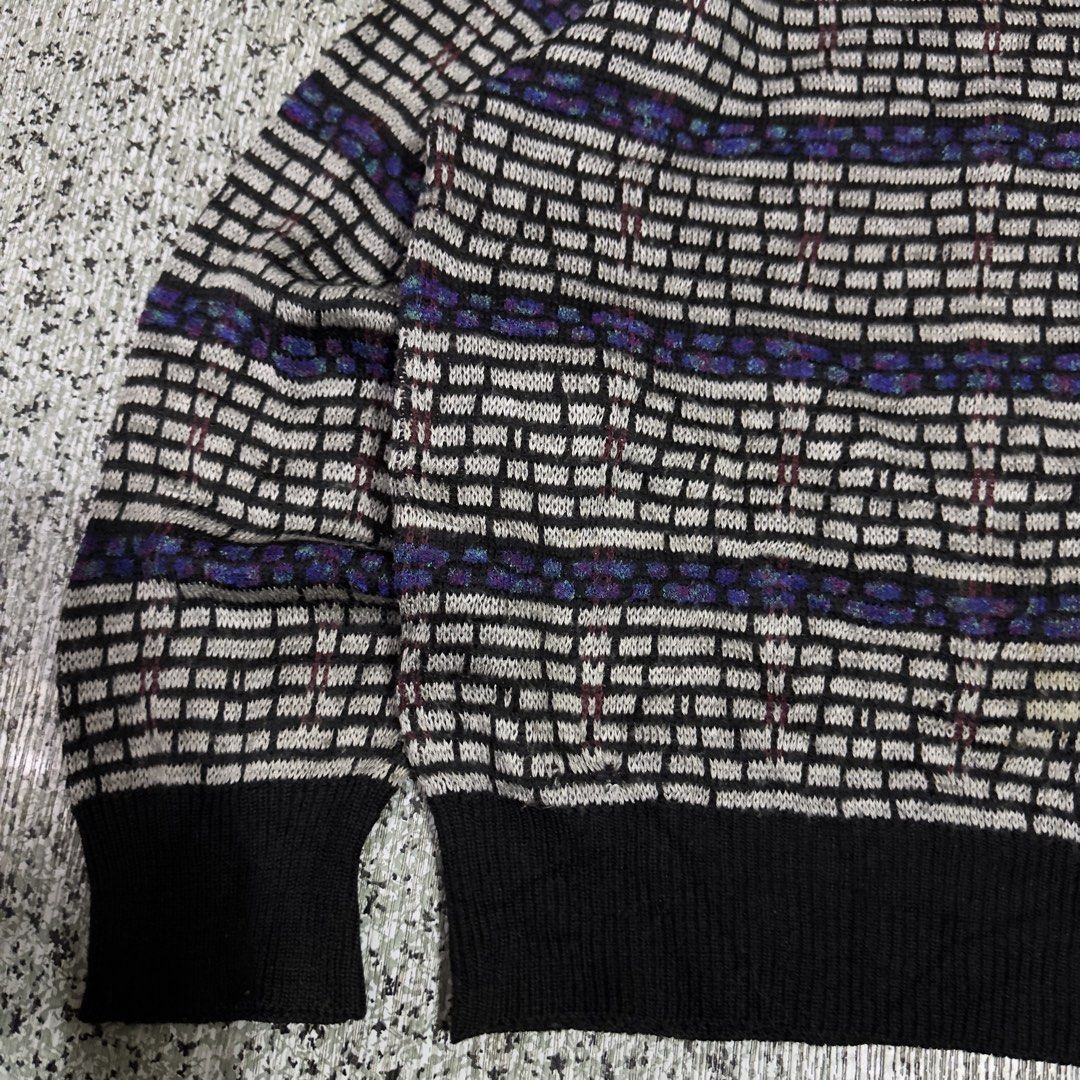 Knited Sweater (Category: Coats, Jackets and Outerwear) located in Baguio. Submitted by secondoption.ph (Listing ID 1460884749, Image 2). Description: Size medium Length 25.5 Width 22.