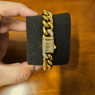 (Category: ) located in . Submitted by _fatherofmiami (Listing ID 1460903789, Image 1). Description: .