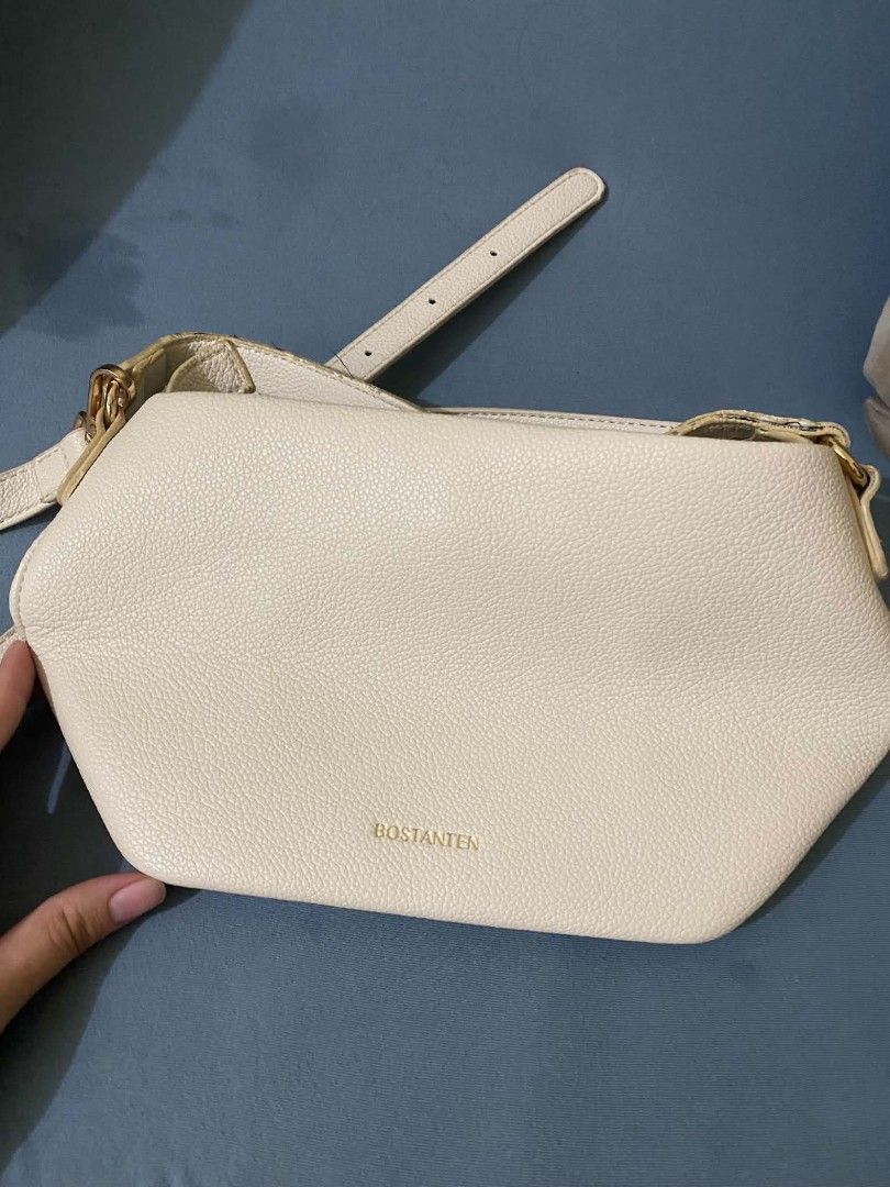 Lady handbags preloved (Category: Shoulder Bags) located in Manila. Submitted by rhitzmarga80360 (Listing ID 1460763059, Image 3). Description: prices: php 100-350. preloved loc: makati .
