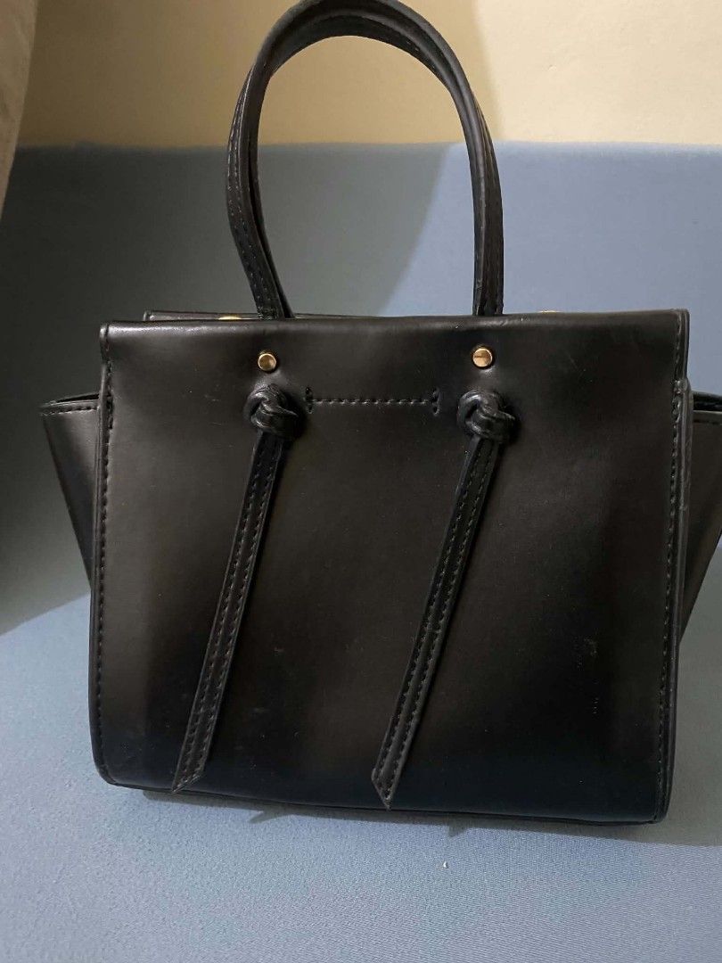 Lady handbags preloved (Category: Shoulder Bags) located in Manila. Submitted by rhitzmarga80360 (Listing ID 1460763059, Image 2). Description: prices: php 100-350. preloved loc: makati .