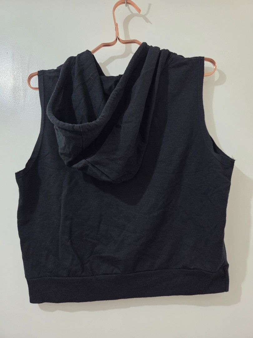 Large Active Black Sleeveless Hoodie Size L (Category: Coats, Jackets and Outerwear) located in Calamba. Submitted by prelovvdd (Listing ID 1460747984, Image 2). Description: - Brand: Woman Active - Type: Sleeveless Hoodie - Color: Black - Size: L - Features: Drawstrings on hood, ribbed hem - Ideal for: Layering, workouts.