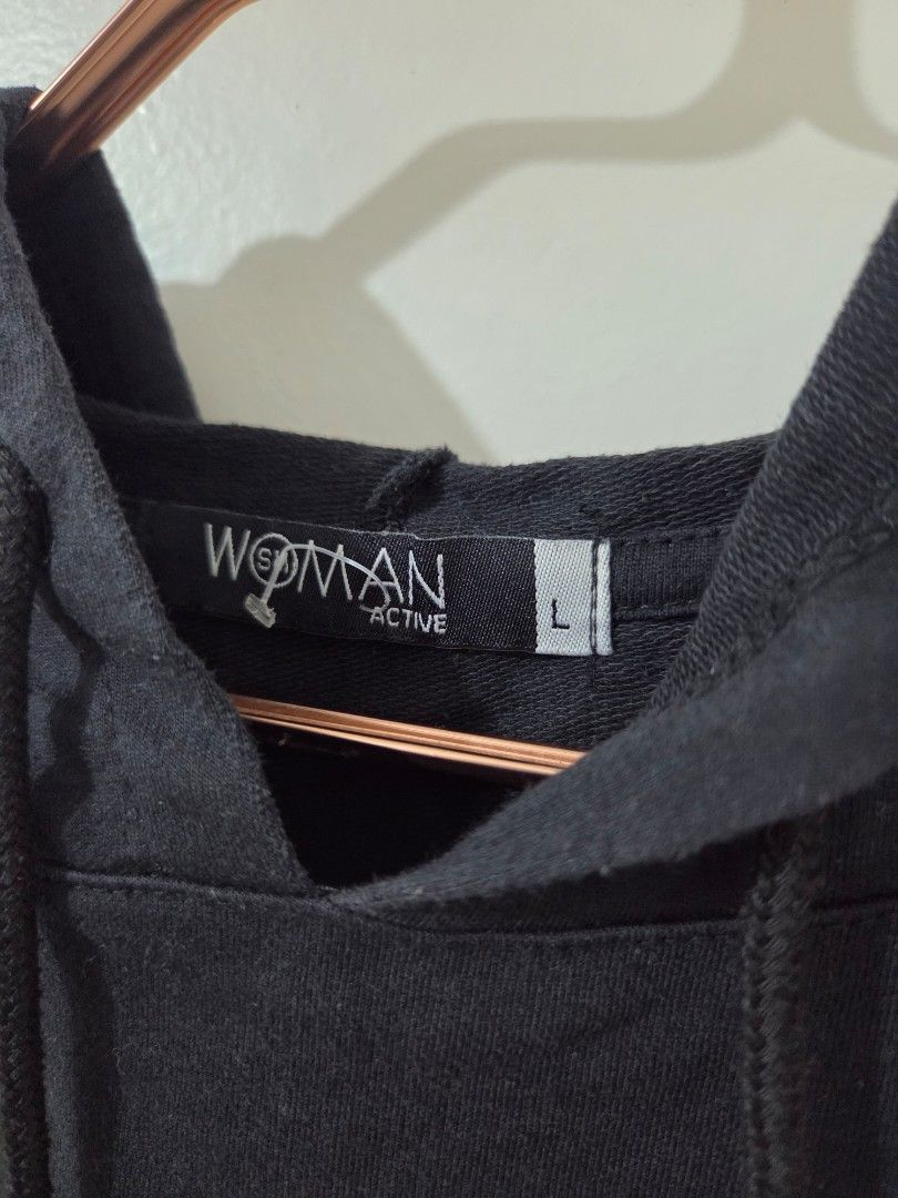 Large Active Black Sleeveless Hoodie Size L (Category: Coats, Jackets and Outerwear) located in Calamba. Submitted by prelovvdd (Listing ID 1460747984, Image 3). Description: - Brand: Woman Active - Type: Sleeveless Hoodie - Color: Black - Size: L - Features: Drawstrings on hood, ribbed hem - Ideal for: Layering, workouts.