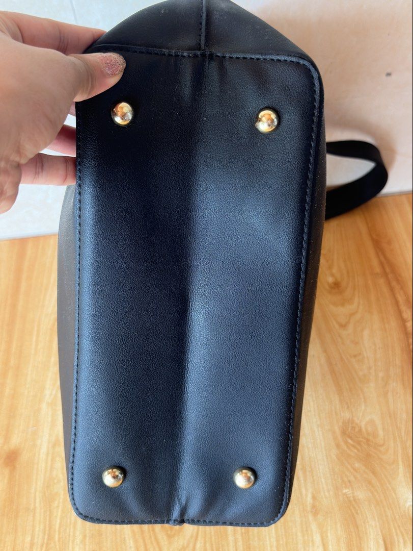 Lecole shoulder bag (Category: Shoulder Bags) located in Caloocan City. Submitted by hariel_beverly_onlineshop (Listing ID 1460771222, Image 3). Description: No flaws Still in good condition Location north caloocan.
