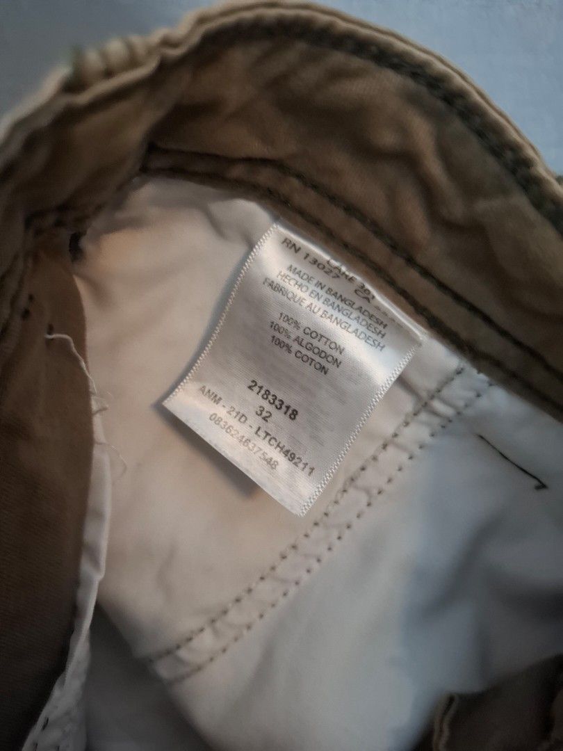 Lee Khaki Cargo shorts (Category: Shorts) located in Bacoor. Submitted by manilasena (Listing ID 1460901439, Image 2). Description: Lee Khaki Cargo shorts Size 32 on tag.