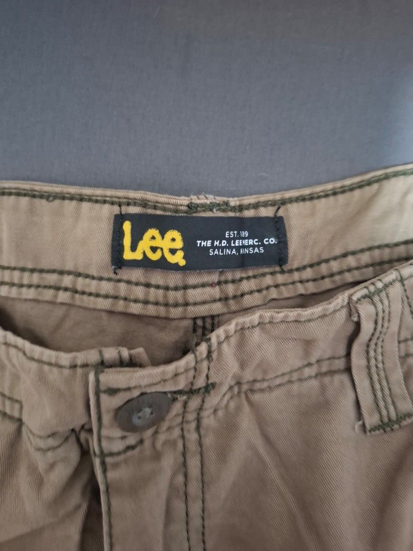 Lee Khaki Cargo shorts (Category: Shorts) located in Bacoor. Submitted by manilasena (Listing ID 1460901439, Image 3). Description: Lee Khaki Cargo shorts Size 32 on tag.