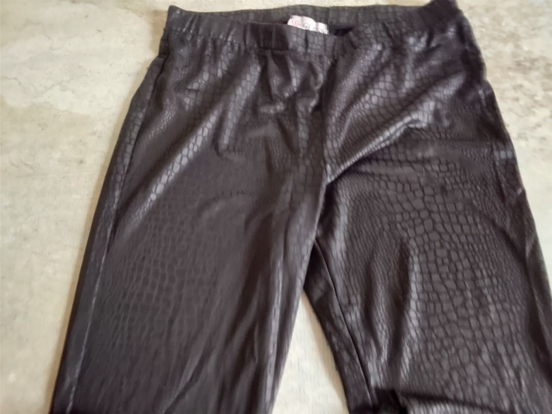 Leggings US Guess (Category: Other Bottoms) located in Los Banos. Submitted by mania-62906 (Listing ID 1460796367, Image 2). Description: Authentic. US a extra Small. Lightly Used..