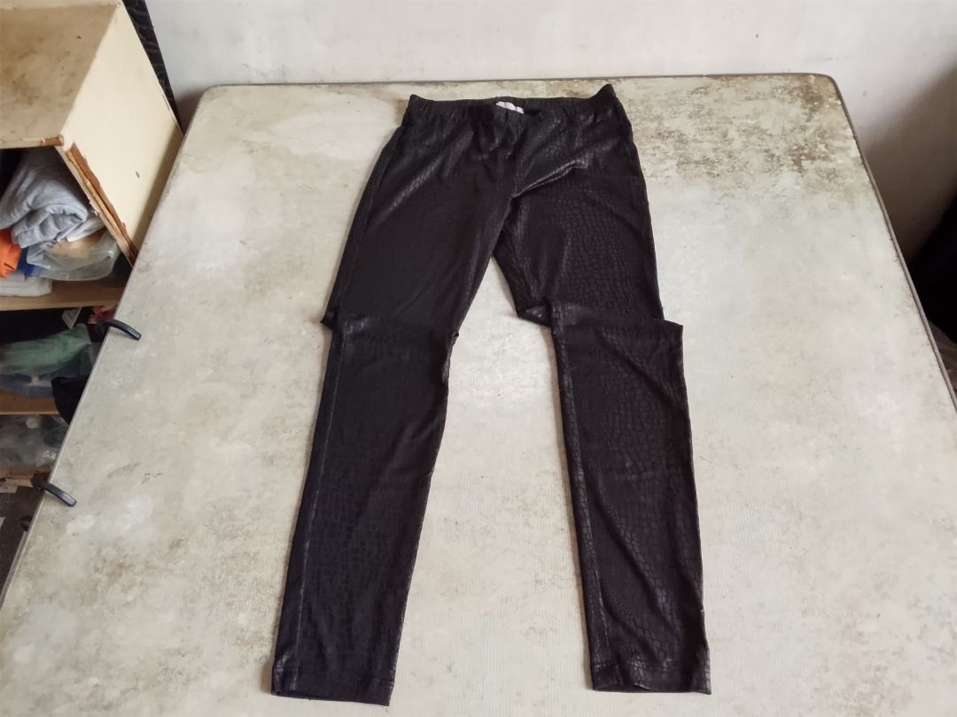 Leggings US Guess (Category: Other Bottoms) located in Los Banos. Submitted by mania-62906 (Listing ID 1460796367, Image 1). Description: Authentic. US a extra Small. Lightly Used..