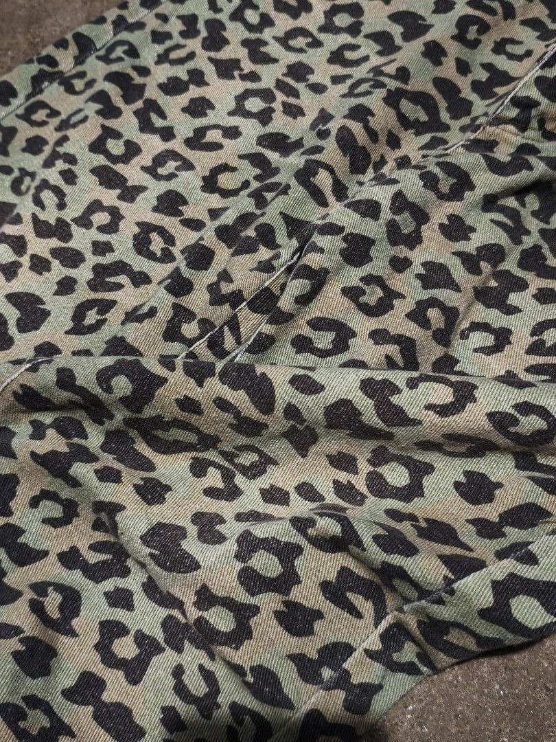 Leopard Denim Straight Cut Pants - size 32 highwaist (Category: Jeans) located in Las Pinas. Submitted by dnbrbnt (Listing ID 1460729236, Image 2). Description: size 32 highwaist length 39 super nice in actual loc. las piñas.