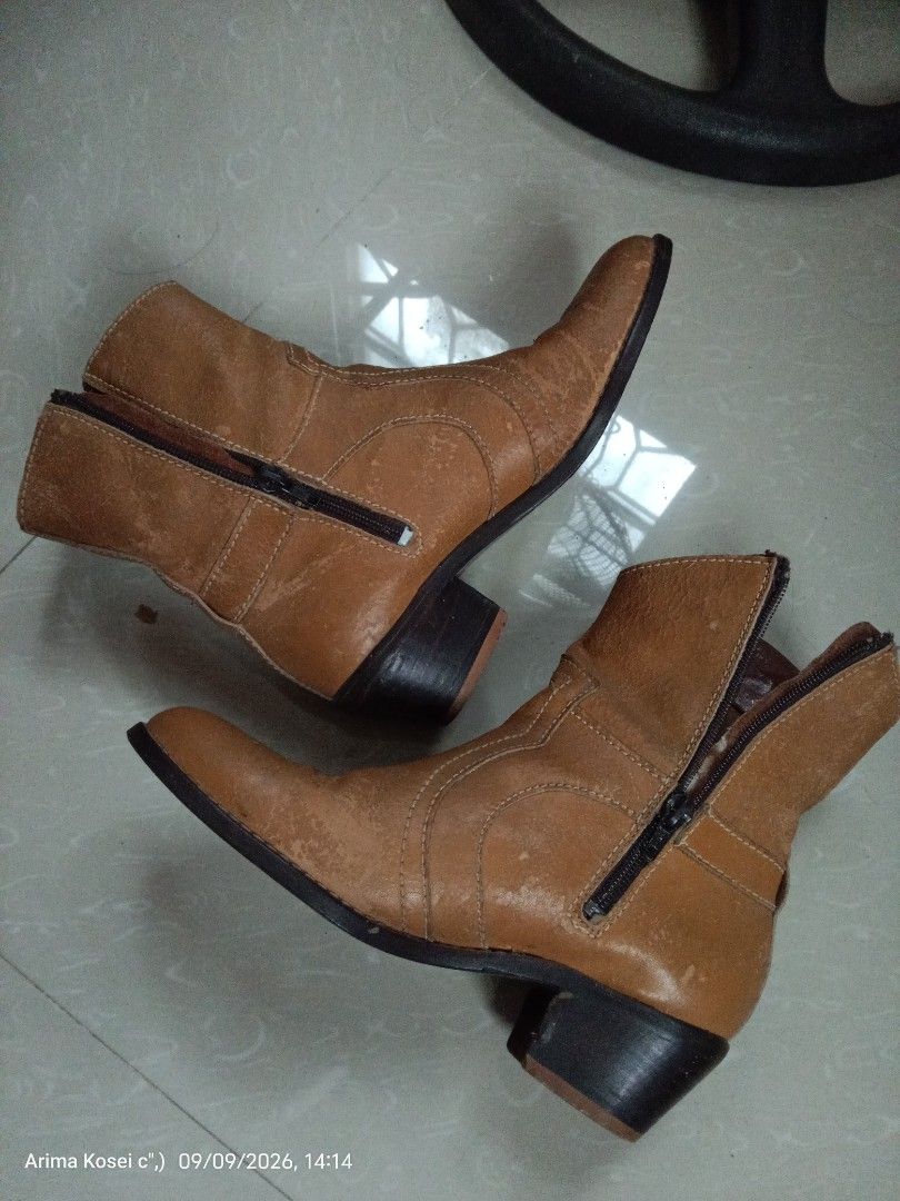 Levi Strauss & Co. Brown Leather Ankle Boots (Category: Boots) located in Manila. Submitted by daisuke_kirigaya (Listing ID 1460742557, Image 2). Description: ORIGINAL VINTAGE LEVI'S BOOTS ( MADE IN SPAIN ) BRAND : LEVI STRAUSS & CO. Condition : USED / GOOD Price : Php 14k Quantity : 1 Note : - AS IS, WYSIWYG ( see actual item pics) - item is CROSS-POSTED - item is on-hand and ready for pick-up anytime - for sure buyer/s, kindly send a PM for shi