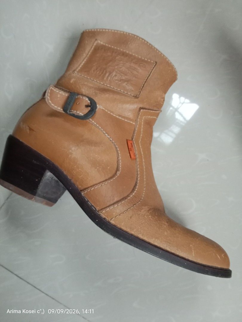 Levi Strauss & Co. Brown Leather Ankle Boots (Category: Boots) located in Manila. Submitted by daisuke_kirigaya (Listing ID 1460742557, Image 3). Description: ORIGINAL VINTAGE LEVI'S BOOTS ( MADE IN SPAIN ) BRAND : LEVI STRAUSS & CO. Condition : USED / GOOD Price : Php 14k Quantity : 1 Note : - AS IS, WYSIWYG ( see actual item pics) - item is CROSS-POSTED - item is on-hand and ready for pick-up anytime - for sure buyer/s, kindly send a PM for shi