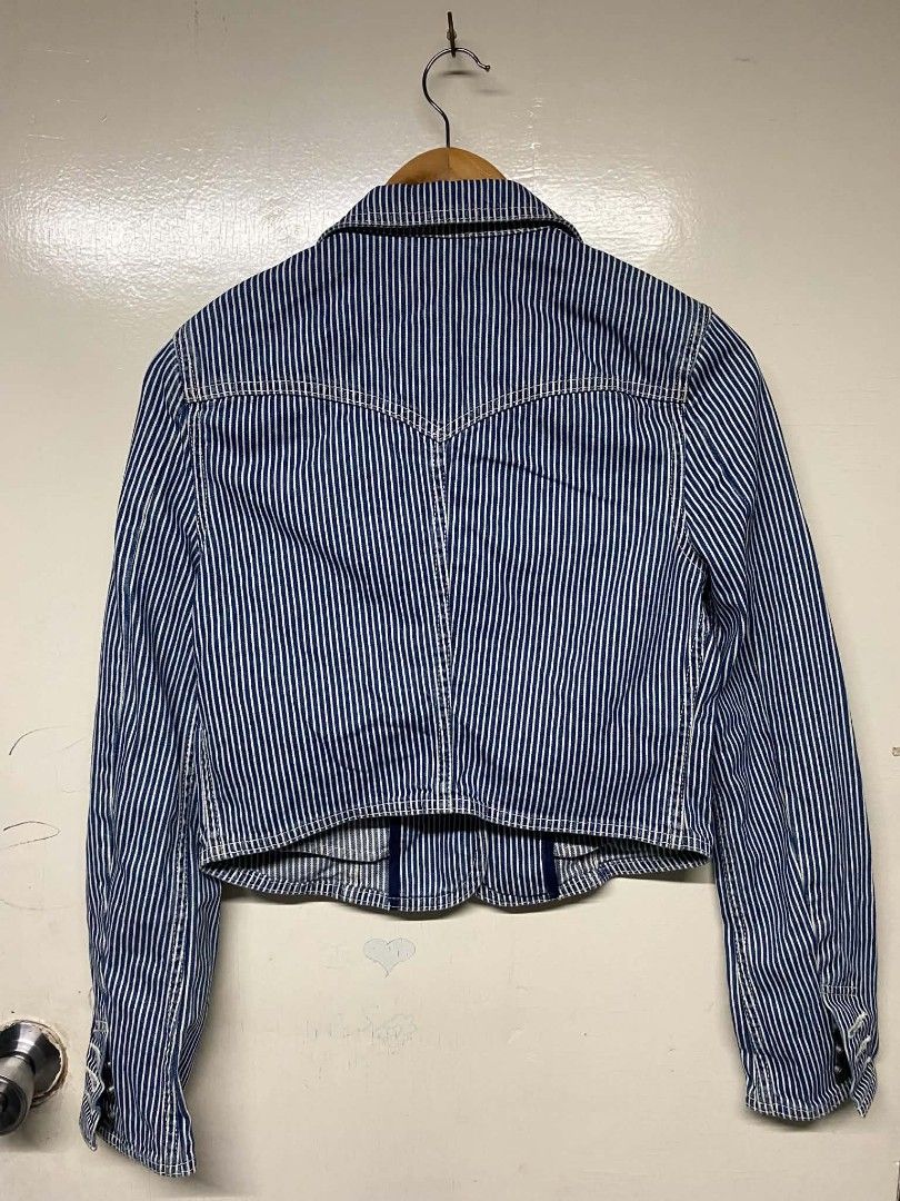 Levi's cropped hickory stripe blazer (Category: Coats, Jackets and Outerwear) located in Pasig City. Submitted by jstnisidor81288 (Listing ID 1460896016, Image 2). Description: - Classic Levi's denim blazer - Cool blue and white stripe pattern - Button front closure - Two front pockets - Button details on cuffs - Excellent for layering outfits.