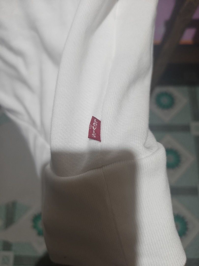 Levi's Hoodie (Category: Hoodies) located in Manila. Submitted by lichtbluuuu (Listing ID 1460876618, Image 2). Description: minor yellow stains but washable 380+sf.