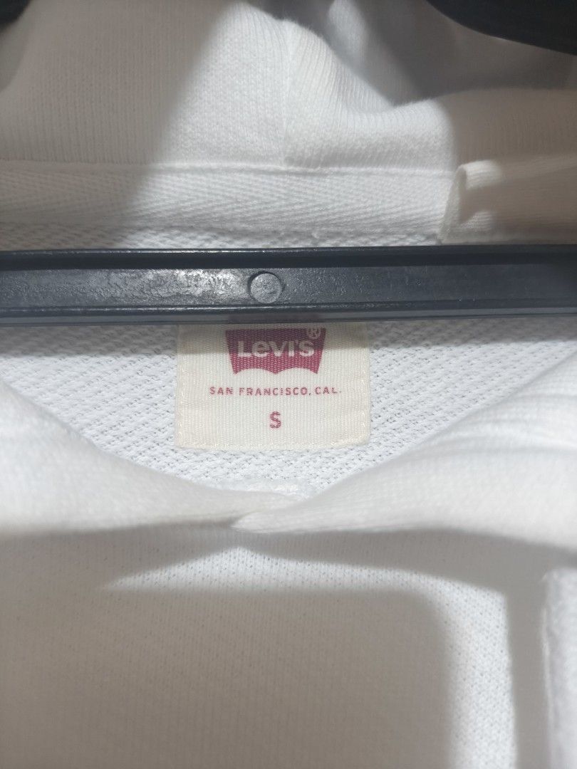 Levi's Hoodie (Category: Hoodies) located in Manila. Submitted by lichtbluuuu (Listing ID 1460876618, Image 3). Description: minor yellow stains but washable 380+sf.