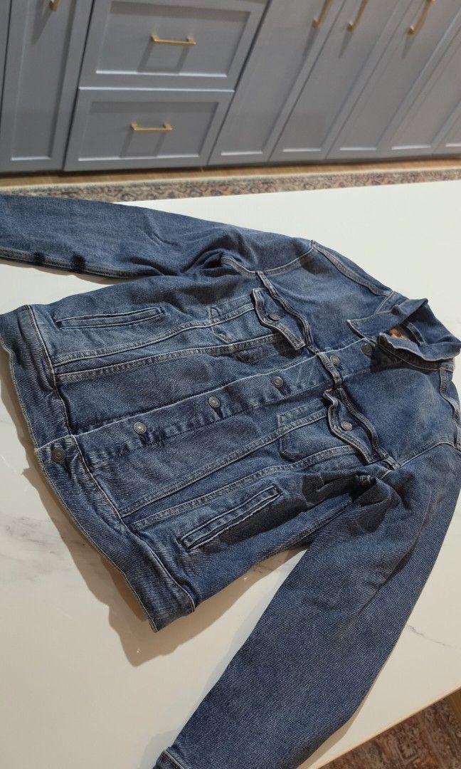 Levi's Mens Denim Jacket (Category: Coats, Jackets and Outerwear) located in Angeles City. Submitted by globalfindscollectibles (Listing ID 1460748533, Image 1). Description: price is still negotiable for sure buyers this item is still new and never been used.