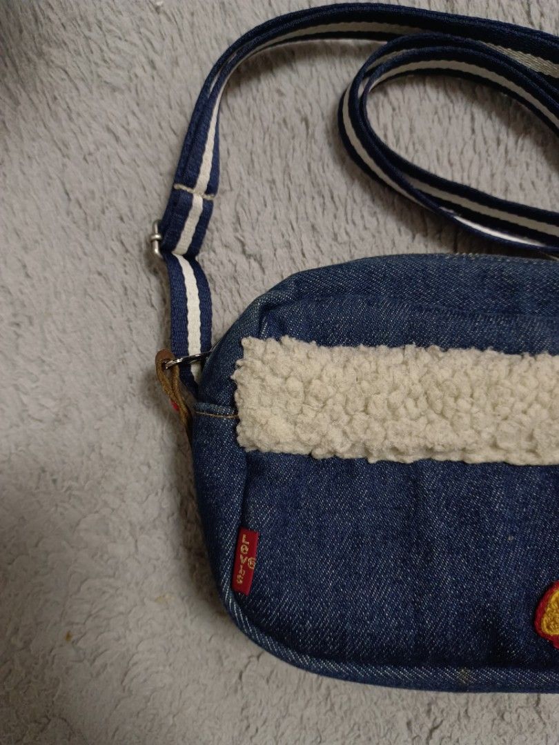 LEVIS SLING BAG RABBIT SHERPA authentic (Category: Sling Bags) located in Quezon. Submitted by johh_sebastian (Listing ID 1460813045, Image 2). Description: width 6.5 length 8.5 AS NEW CONDITION NO FLAWS ONCE LG NAGMAIT.