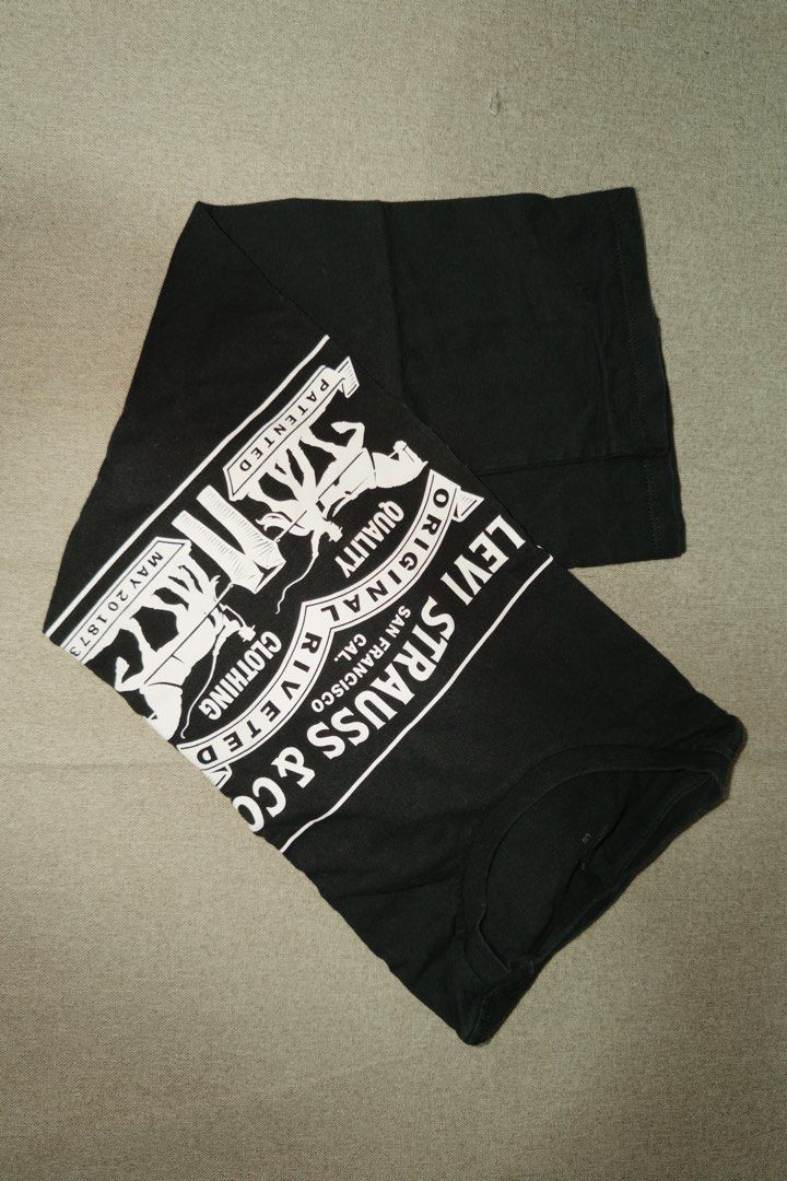Levi's Tshirt Black M-L (Category: Tshirts & Polo Shirts ) located in Makati City. Submitted by ray_sells (Listing ID 1460784492, Image 2). Description: Second Hand Item (Personal Wardrobe) - What you see is what you get. - Used but not in a bad condition. - Reason for selling: Decluttering. .