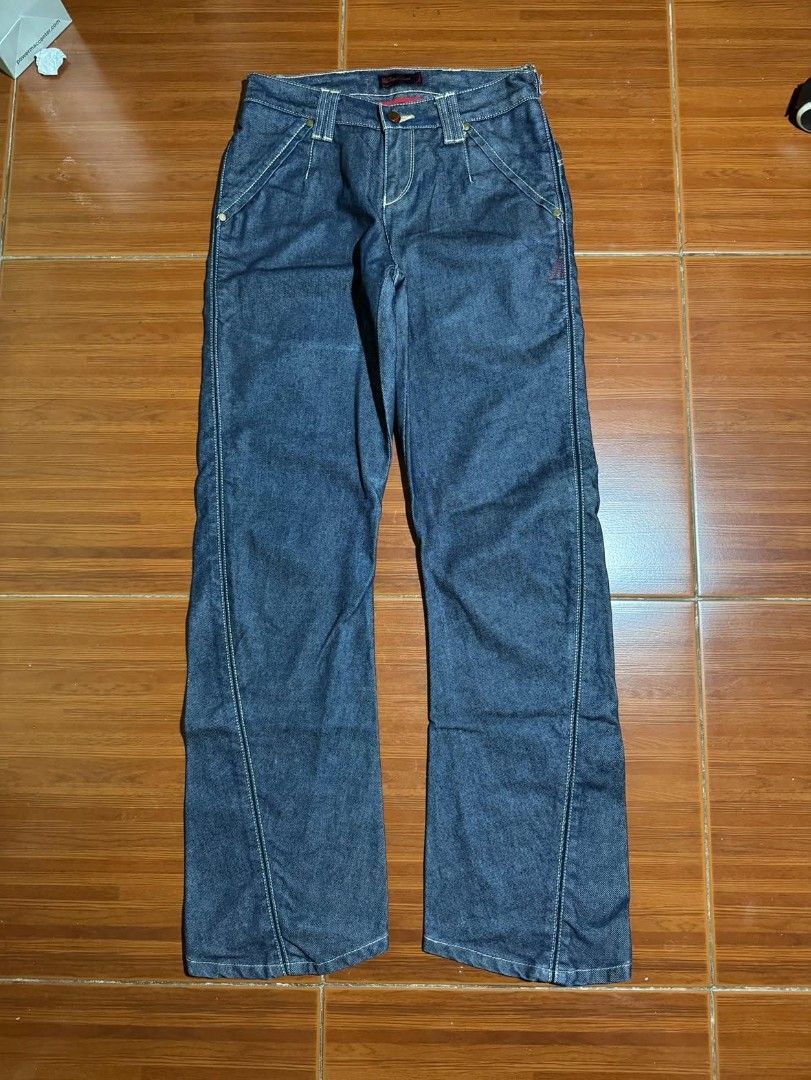 Levi's twisted leg (Category: Jeans) located in Mandaluyong City. Submitted by gavinnayo (Listing ID 1460749888, Image 1). Description: size : 27x40 no issues or flaws.