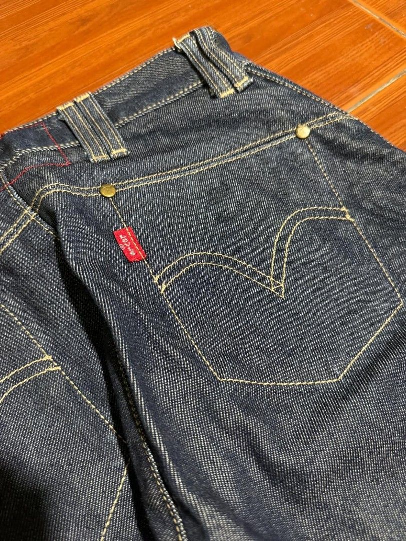 Levi's twisted leg (Category: Jeans) located in Mandaluyong City. Submitted by gavinnayo (Listing ID 1460749888, Image 3). Description: size : 27x40 no issues or flaws.