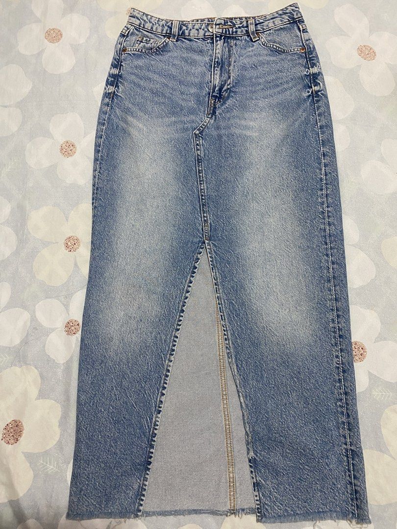 Light Wash Denim Skirt (Category: Skirts) located in Tanza. Submitted by vhies_closet24 (Listing ID 1460865880, Image 1). Description: Pre-loved Light Wash Denim Skirt 💙 Classic light-wash denim skirt with slit detail. Easy to pair with fitted tops, blouses, or sneakers. 📌 Pre-loved, good condition 📌 Please check photos for actual condition 📩 PM me for measurements/details..