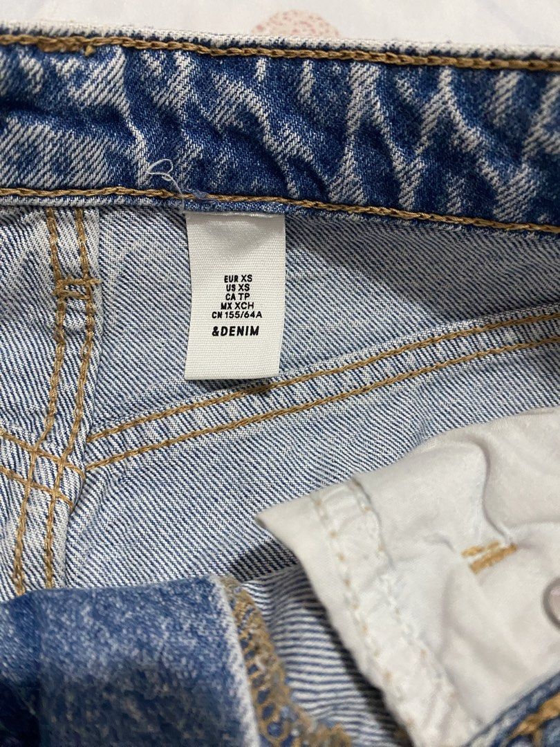 Light Wash Denim Skirt (Category: Skirts) located in Tanza. Submitted by vhies_closet24 (Listing ID 1460865880, Image 2). Description: Pre-loved Light Wash Denim Skirt 💙 Classic light-wash denim skirt with slit detail. Easy to pair with fitted tops, blouses, or sneakers. 📌 Pre-loved, good condition 📌 Please check photos for actual condition 📩 PM me for measurements/details..