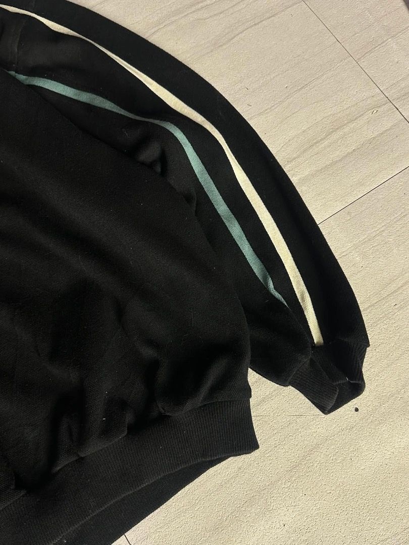 LI-NING sweater (Category: Hoodies) located in Manila. Submitted by nb_thriftshop (Listing ID 1460905223, Image 3). Description: li ning 26 length 23 width medium to large need wash no issue .
