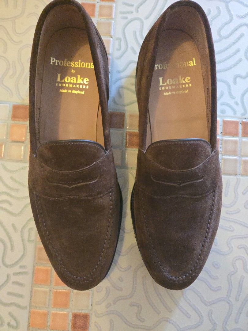 Loake - Loafers Imperial Brown Suede （分類：便服鞋）位於 Hong Kong。 由 hkminime 提交（商品編號 1460742003，圖片 1）。簡介： Used once or twice. too small for me. kept in a shoe tree. already added Vibram rubber sole. Brown Suede Penny Loafer, a true classic that every gentleman should have in his shoedrobe. Made on our new loafer last shape called College/F. A soft almond toe shape last which suits both dressed and casual attire. Made in England Goodyear Welted Leather S