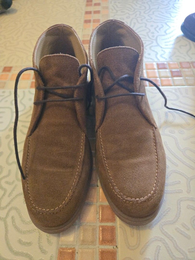 Loake Chestnut brown suede chukka boots （分類：靴）位於 Hong Kong。 由 hkminime 提交（商品編號 1460742590，圖片 1）。簡介： used once or twice. too small for me. as new, and kept in a shoe tree.。