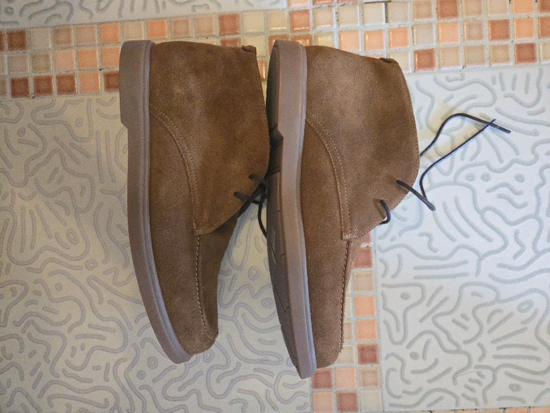 Loake Chestnut brown suede chukka boots （分類：靴）位於 Hong Kong。 由 hkminime 提交（商品編號 1460742590，圖片 4）。簡介： used once or twice. too small for me. as new, and kept in a shoe tree.。
