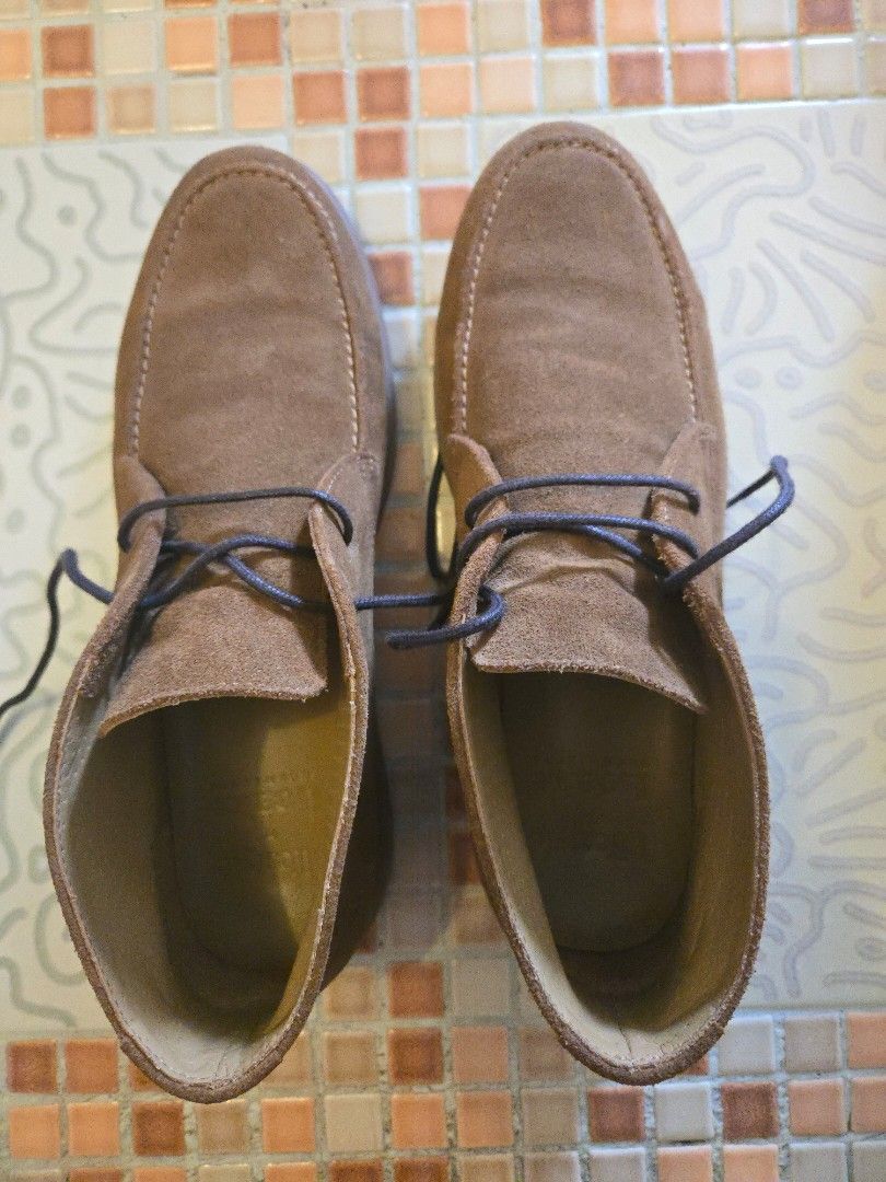 Loake Chestnut brown suede chukka boots （分類：靴）位於 Hong Kong。 由 hkminime 提交（商品編號 1460742590，圖片 2）。簡介： used once or twice. too small for me. as new, and kept in a shoe tree.。