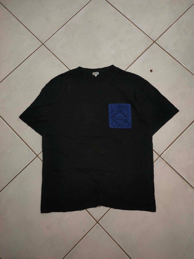 LOEWE ANAGRAM T-SHIRT (Category: Luxury Apparel) located in Tumauini. Submitted by ken_thrift (Listing ID 1460888738, Image 3). Description: Loewe Anagram t shirt Width 21 Length 27 Issue❌ Excellent condition Color rate 9.8/10 Price 799 shipped .