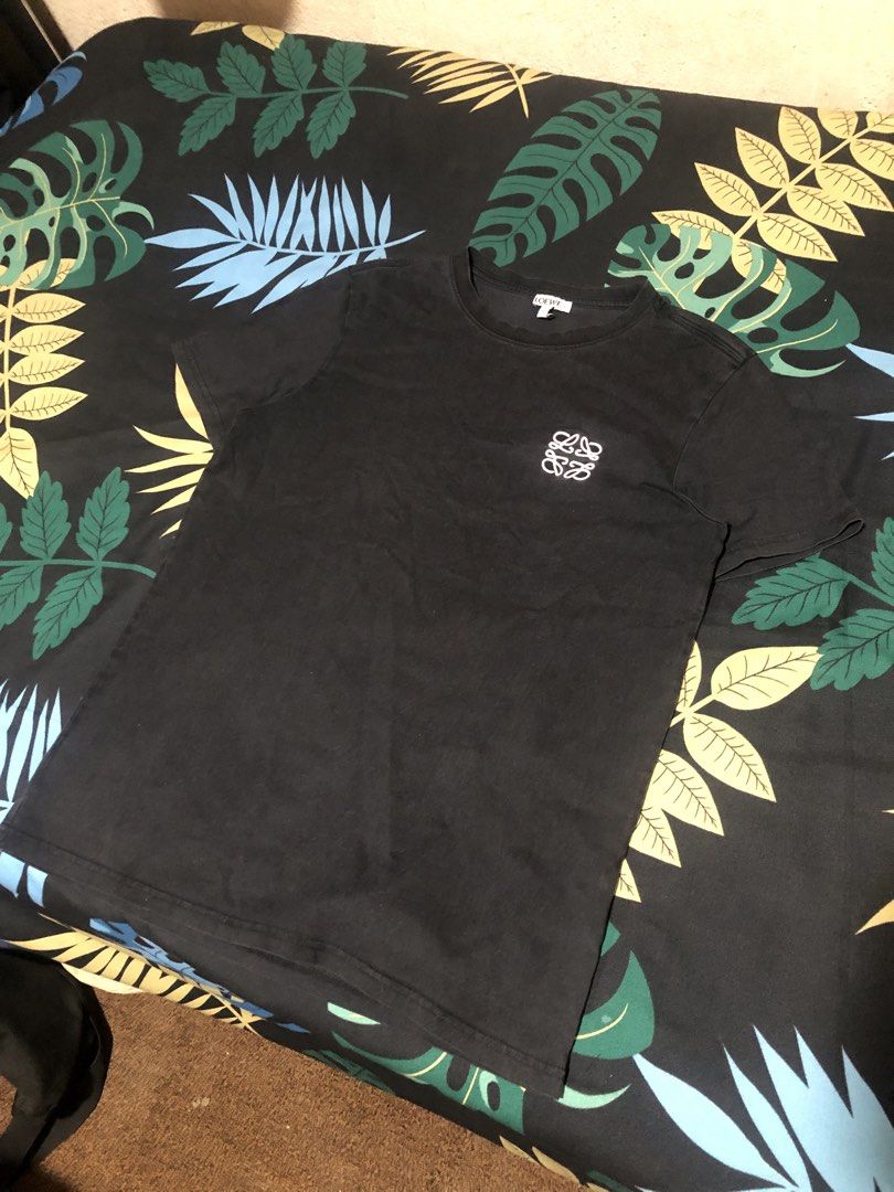 Loewe black tee (Category: Tshirts & Polo Shirts ) located in Cebu City. Submitted by thrifted_y2k (Listing ID 1460904293, Image 1). Description: 18 inches-chest 26 inches-length 📍 Color may vary due to Lighting 📍 Strictly no Return Policy 📍 Customer will handle the shipping fee 📍 Authenticity is not Guaranteed 📍 payment 1st policy Lastly please manage your expectation since the items are ukay/thrift/preloved. PARCEL CARRIER (J&T) PAYMENT ME