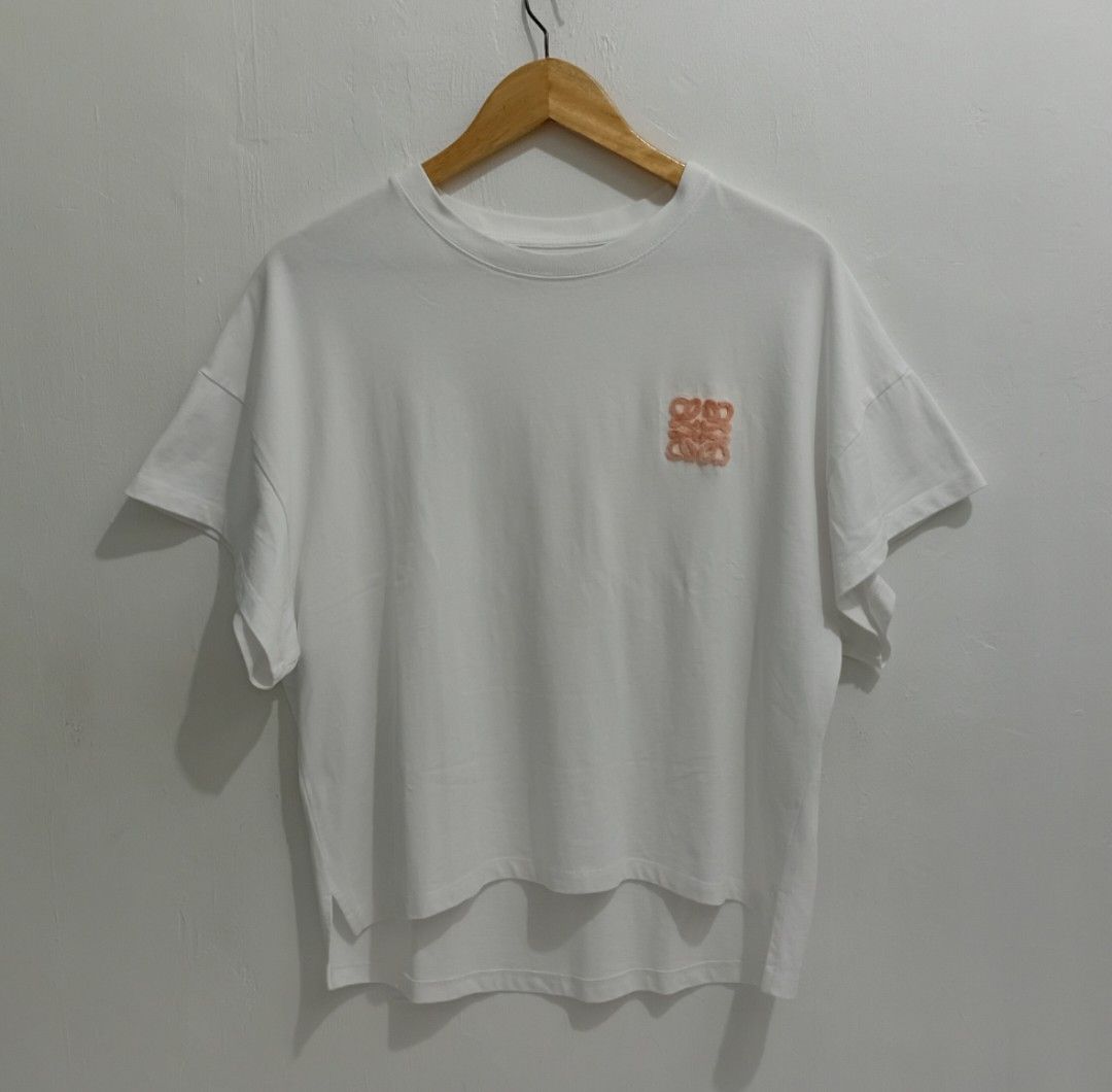 LOEWE Embossed Anagram Patch logo Boxy fit TeeShirt (Category: Luxury Apparel) located in Navotas City. Submitted by ms.soulana (Listing ID 1460786271, Image 3). Description: PreOwned likeNew Lightly Used Loewe Embossed Anagram Patch logo OverSized Boxy fit TeeShirt Size tag M. fits XL - Features iconic Anagram logo embroidery on chest - Relaxed fit, short sleeves - Made from comfortable 100% cotton - Versatile for casual wear, easy to style - Pl