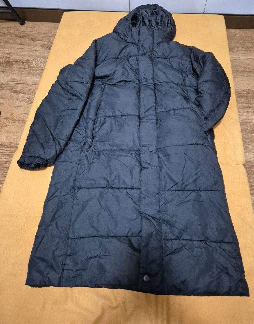 Long Black Puffer Coat with Hood (Category: Coats, Jackets and Outerwear) located in Manila. Submitted by sorayabarr50152 (Listing ID 1460857036, Image 1). Description: - Long black puffer coat - Features a hood - Quilted design - Knee-length - Button closure at the front - Side pockets - Ideal for cold weather - Simple and functional.