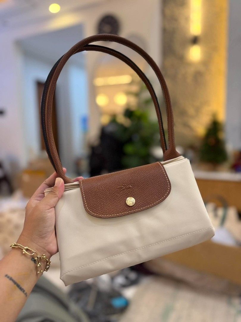 LONG CHAMP LONG HANDLE (Category: Shoulder Bags) located in Angeles City. Submitted by truehawk_95a40c (Listing ID 1460721760, Image 1). Description: FOR SALE BRANDNEW 4500 Pm me to order.
