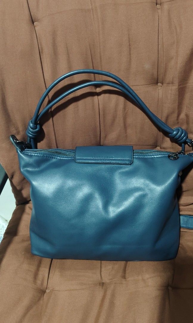 Longchmp (Category: Shoulder Bags) located in Manila. Submitted by casseyann160760 (Listing ID 1460840194, Image 3). Description: leather hobo bag.