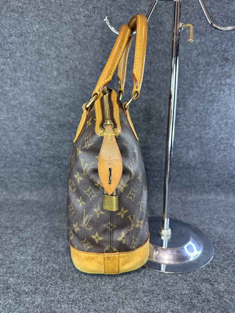 LOUIS VUITTON LV MONOGRAM LOCK IT PM SIZE (Category: Luxury Bags & Wallets) located in Taguig. Submitted by billsanity (Listing ID 1460854469, Image 3). Description: ⚠️ READ THE DESCRIPTION AND CHECK ALL PICS BEFORE INQUIRING ⚠️ ⚠️GRAB IT BEFORE IT’S GONE⚠️ ⚠️MINE MO NA BAKA MAUNAHAN KA PA MAGSISI KA PA ⚠️ LOUIS VUITTON LV MONOGRAM LOCK IT PM SIZE 💯💯💯 Money back guaranteed Rank AB Used but in presentable condition Bawal sa maarte! Selling low 