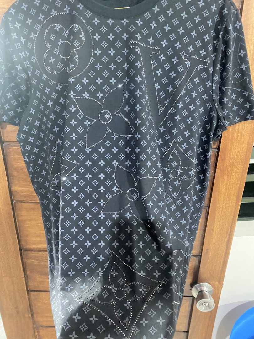 Louis Vuitton Monogram Pattern (Category: Tshirts & Polo Shirts ) located in Davao. Submitted by davecutee (Listing ID 1460781162, Image 3). Description: Louis Vuitton monogram pattern LV initials and floral motifs. Like new Issue May Kaunti lang natangal sa rhinestone Best fit Large Dimension: W 22 L 28 .