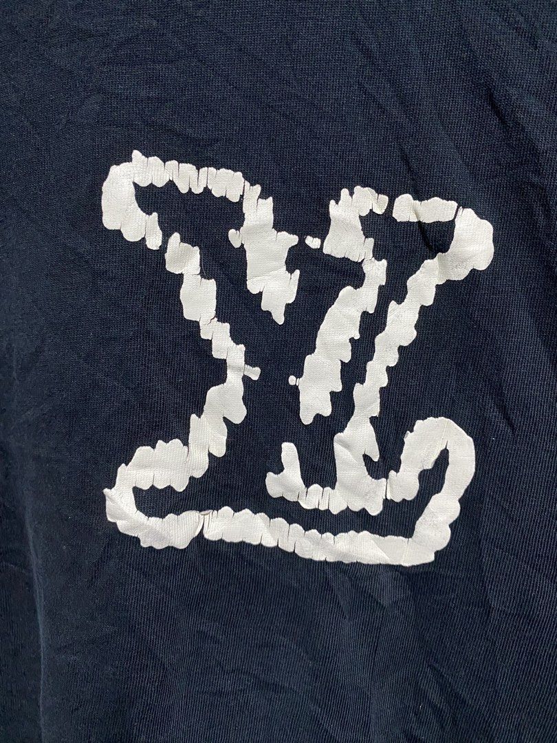 LOUIS VUITTON TEE❗️ (Category: Tshirts & Polo Shirts ) located in Compostela. Submitted by sales.bud (Listing ID 1460868015, Image 2). Description: 📌LOUIS VUITTON ▪️SIZE - LARGE ▪️DIMES - 23 x 28.