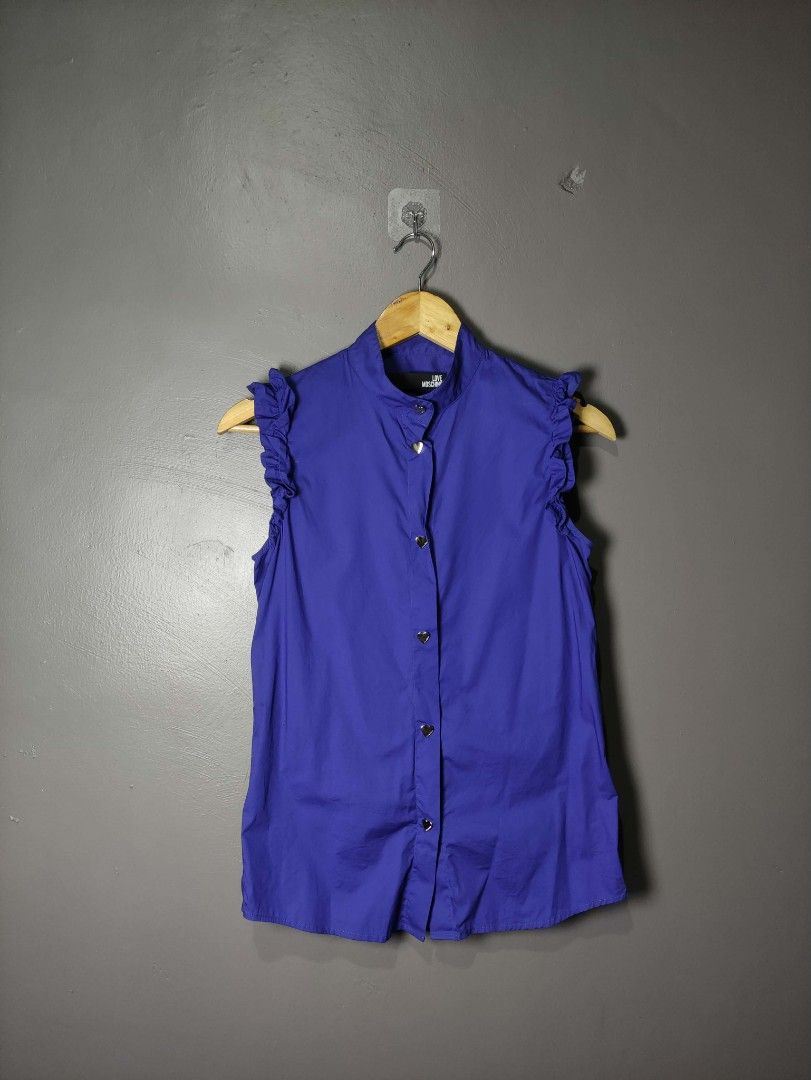 Love Moschino Frilled Armhole Buttoned Top (Category: Luxury Apparel) located in Batangas. Submitted by andifits.ph (Listing ID 1460855477, Image 1). Description: Love Moschino Frilled Armbole Button Top Pristine Condition Size:40 Issue:None Dm for inquaries, Thanks.