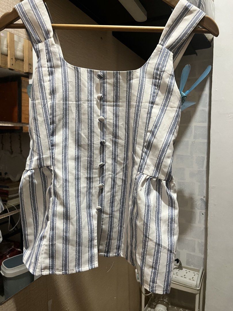 Lovito top (Category: Sleeveless) located in Taguig. Submitted by declutterbykath (Listing ID 1460892108, Image 1). Description: 📍central signal, taguig city - size: small - brand: lovito - below srp‼️ - used once only - lalamove only.