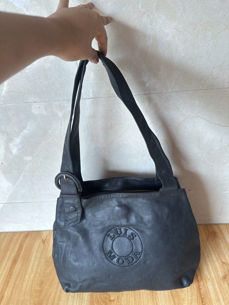 Luis moda shoulder bag (Category: Shoulder Bags) located in Caloocan City. Submitted by hariel_beverly_onlineshop (Listing ID 1460776348, Image 1). Description: No flaws Still in good condition Location north caloocan.